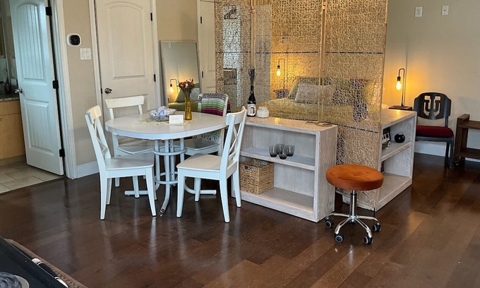 Chestnut Apartment | Lovely East Austin Studio / Garage Apartment