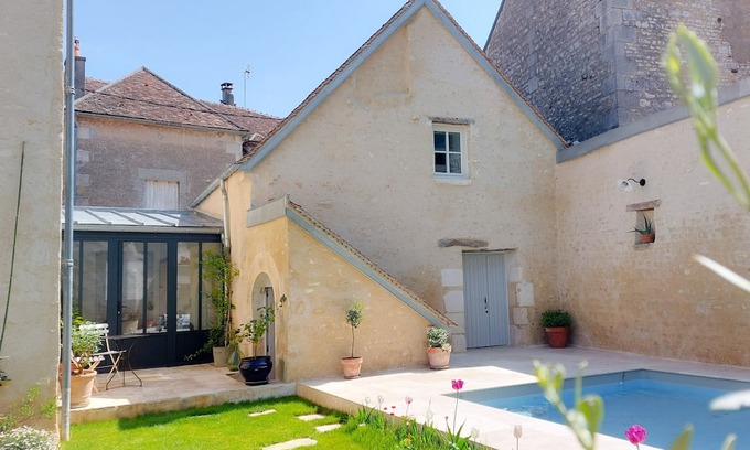 Coulanges-la-Vineuse Bed & Breakfast | Hébergement Indépendant Dans Maison Avec Piscine, au Coeur du Vignoble