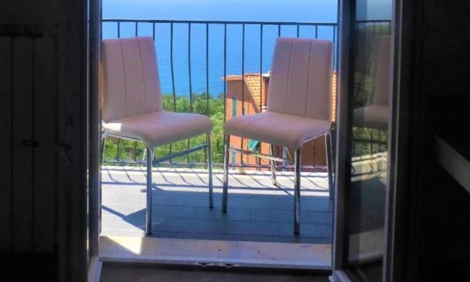 Volastra Apartment | Apartment 'Creuza' with Sea View, Wi-Fi and Air Conditioning