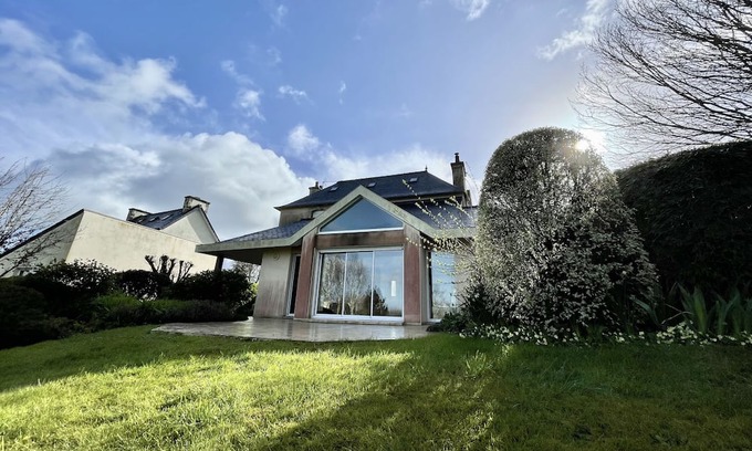 Henvic House | Chez Béatrice et Laurent, Maison Lumineuse Avec un Grand Jardin au Calme