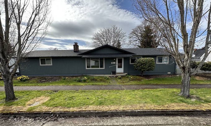 Lebanon House | Cute, clean room,shared space and a huge yard,1mi to hospital and m.college