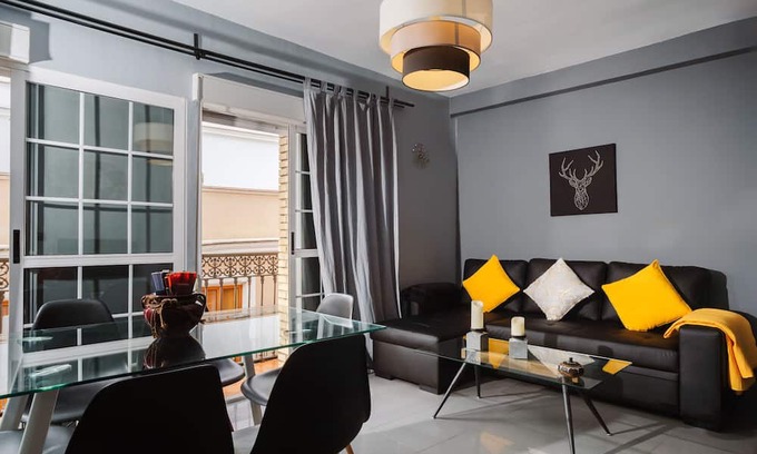 Alameda Apartment | Apartment 'Conde 10' with Balcony, Wi-Fi and Air Conditioning