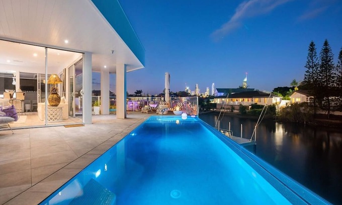 Sorrento House | Anchored on an exclusive point position