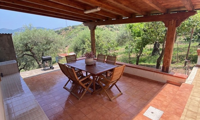 Castelbuono Villa | Villa ampia e accogliente con uliveto in borgo mediievale