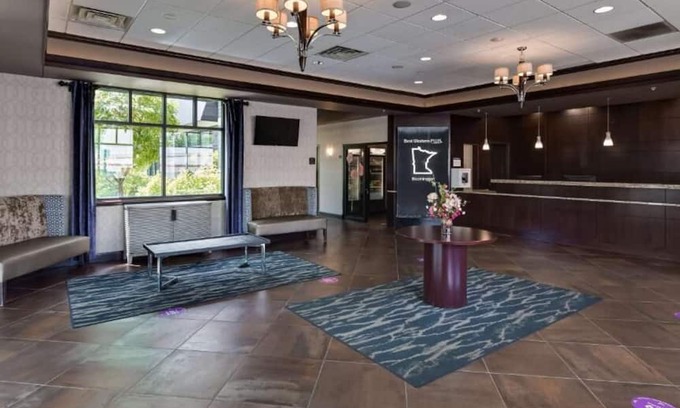South Loop House | Bloomington Bliss: Elegant Stay with Free Wi-Fi & Breakfast Included