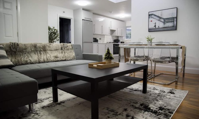North Acton Apartment | Stylish 3 bed, sleeps 7, free parking