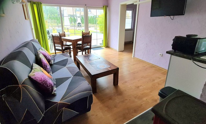 Joachimsthal Apartment | Apartment 'Bungalow Grün 2 Schlafzimmer' with Private Terrace, Shared Garden and Wi-Fi