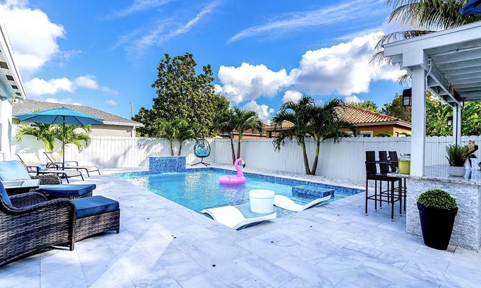 Homestead House | Modern house/sleeps 8/heated pool/lux backyard/Everglades/Keys