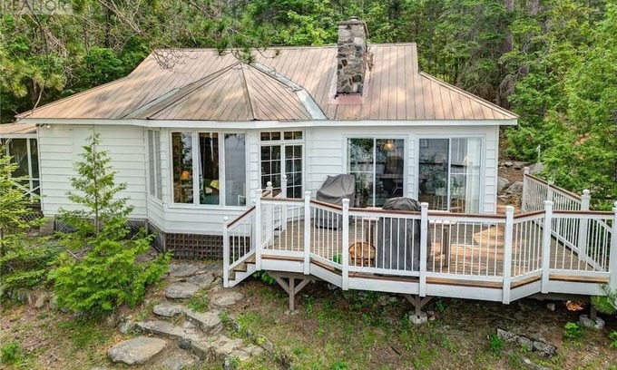 Lake St. Peter Cottage | Waterfront Cottage with two cabins