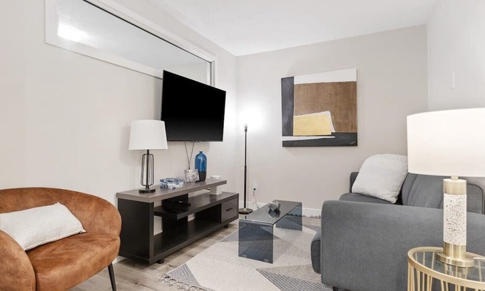 Ottawa Division Bed & Breakfast | 14 minutes from downtown, brand new home in Ottawa