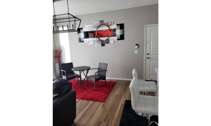 Aurora House | Upscale Home With Home Office - Non Smoking
