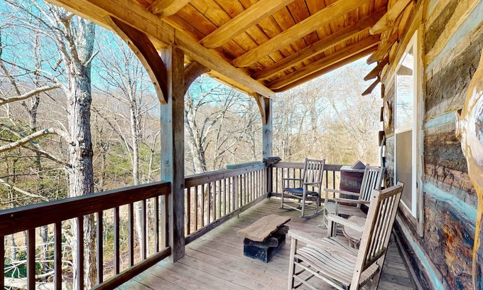 Vesta Cabin | Appalachian-style log cabin with amazing Dan River views - dog-friendly