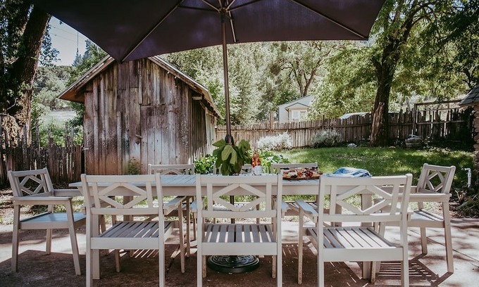 Hopland House | Idyllic wine country home with open layout, serene views, & alfresco dining