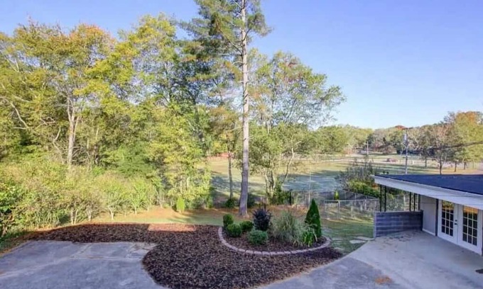 Clarksville House | Paris Master Suite w/ 2 Private Baths+Laundry