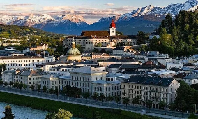 City Centre Salzburg Apartment | Gorgeous 1BR Suite View of Downtown
