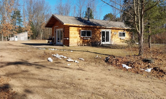 Pentwater Cabin | Cuddle up in this cozy cabin