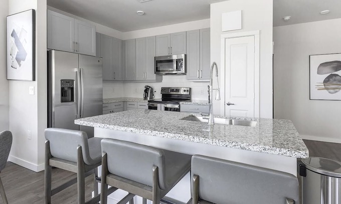 Spring Branch East Apartment | Modern Apartment in Prime Location (ID1403X427)
