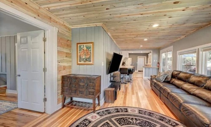 Evergreen Cabin | House in downtown Evergreen. 3 bedrooms, sleeps 7