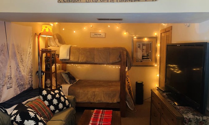 Plymouth House | Cozy ski home 7 minutes to killington gondola, 12 minutes Okemo. Pet friendly!