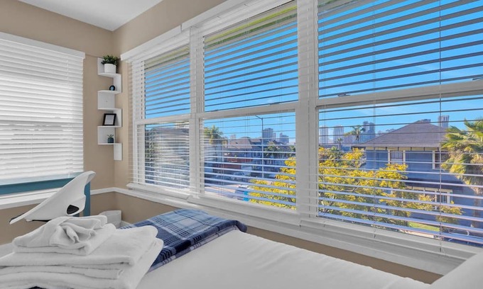 Golden Hill House | New! CoLiVilla 12 BD - Sleeps up to 21 Guests!