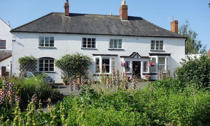 Broadwas Other | Self catering wing in Regency farmhouse close to the magnificent Malvern Hills
