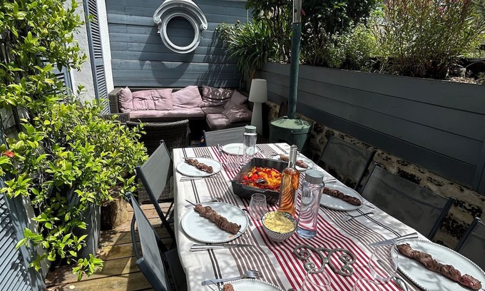 Asnieres-sur-Seine House | Proche des Sites Paris Jo24, Maison Calme, Barbecue et Salon de Jardin au Soleil