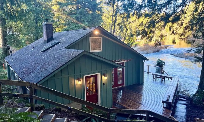 Kalama Cabin | Cozy Cabin on the River
