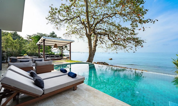 Koh Samui Villa | 5-Bedroom Beachfront Luxury Villa with Infinity Pool & Sunset Rooftop