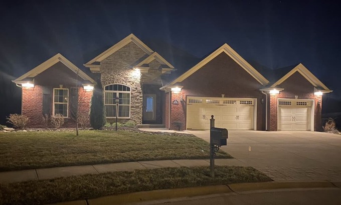 Speed House | Kentucky Derby 150! Private Home all Brick, 3 car garage w/hot tub