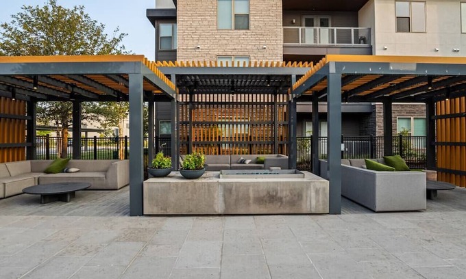 Fort Worth Apartment | Palatial Luxury - 1 King BR | Pool | Gym | Laundry