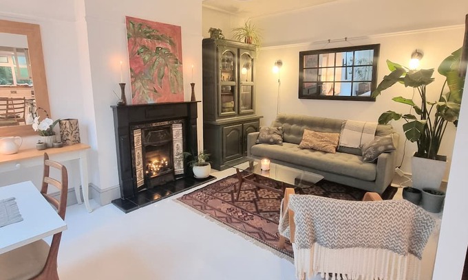 Mortlake House | Richmond Parkside escape. Amazing family house in safe and leafy London.