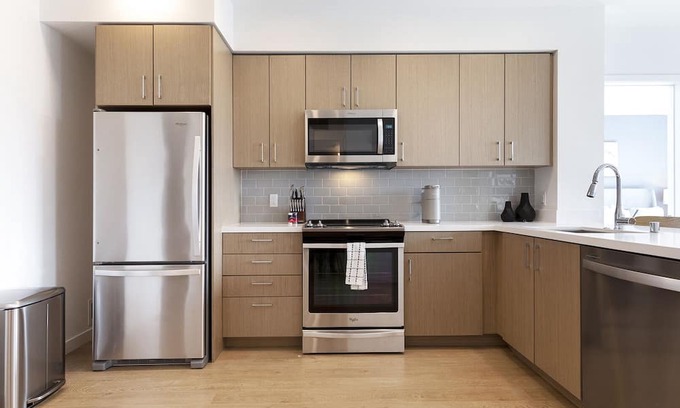 Downtown Apartment | Modern Apartment in Prime Location (ID7724X75)