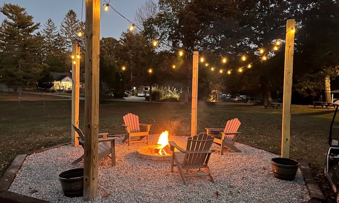 Flat Rock Cottage | The Dogwood 4 bedroom 2 Bath- Sleeps 8 Centrally located in Flat Rock NC