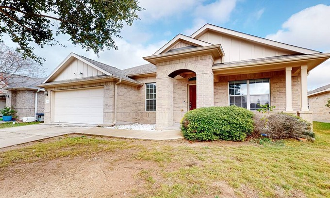 Speyside House | Northeast Austin home with enclosed yard, single-story interior, AC, & W/D