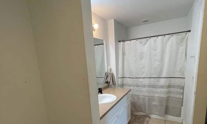 Sunshine Apartment | 4 Bedroom 838438 by Houzlet