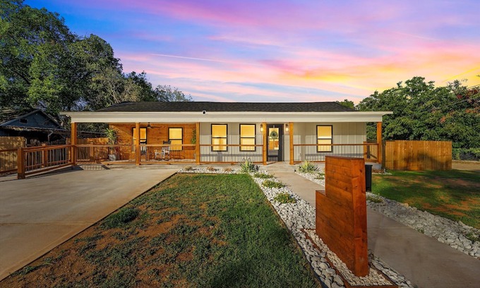 University House | 3BR, 2BA Modern Farmhouse. Family-friendly, wheelchair access. Central location.