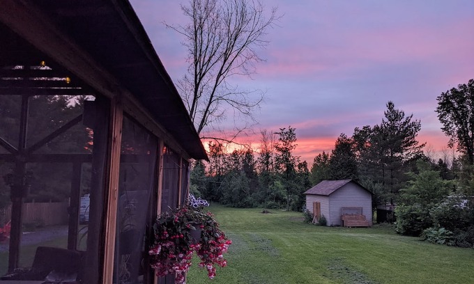 South Dundas House | Country bungalow with hot tub. Near trails, beaches, fishing. Pets welcome!