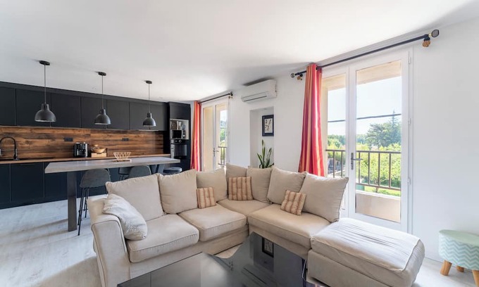 Eyguieres Apartment | Apartment 'Le Sky - Les Alpilles' with Private Terrace, Wi-Fi and Air Conditioning