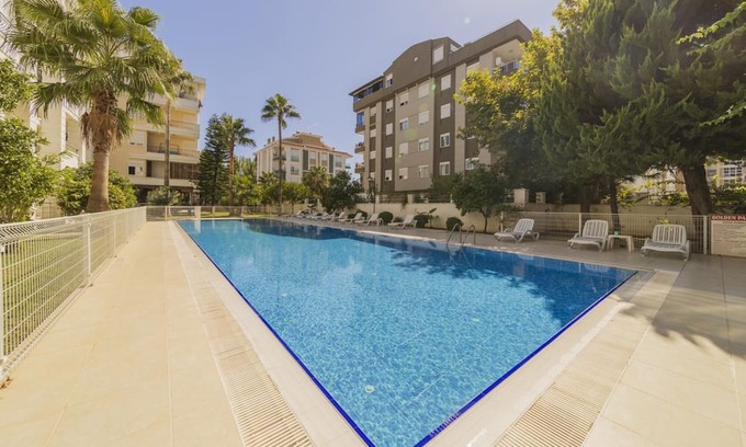 Konyaalti Apartment | Flat w Pool Garden and Balcony 7 min to Beach