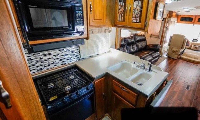 Herod RV Rental | Peaceful pet friendly getaway near Shawnee National Forest / Garden of the Gods.