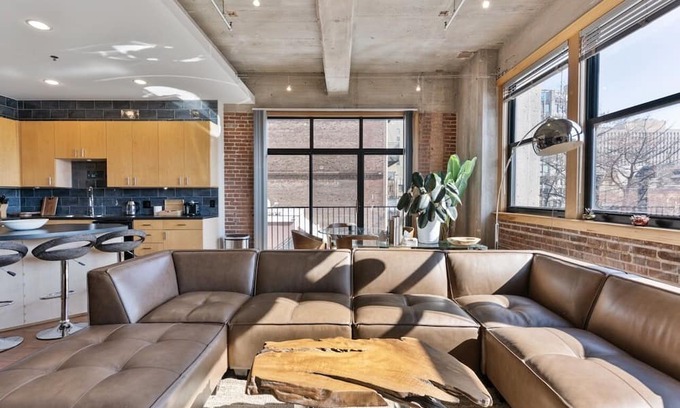 Downtown West Apartment | Luxurious Downtown Loft Mins Away from the Stadium Arena - Perfect for Families