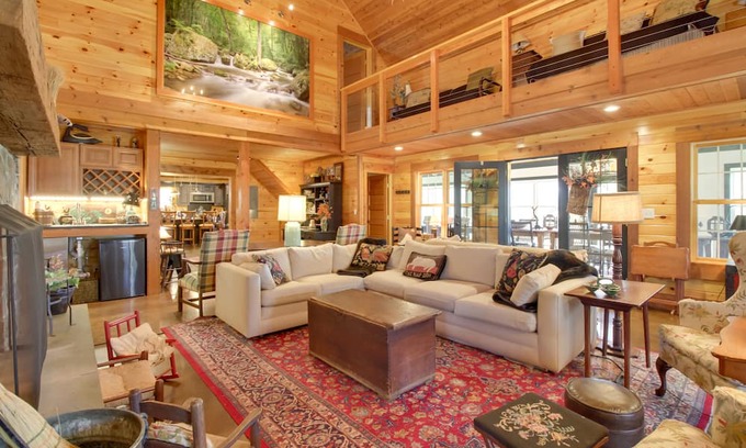 Roseland Villa | Expansive ‘Possum Trot Lodge’ on 10+ Acres!