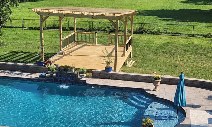 Warrenton Other | Cozy farmhouse with kitchenette, pool & bbq in historic downtown Warrenton NC.