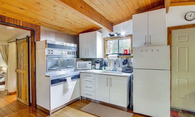 Lime Kiln Cabin | Arlington Creekside Cabin w/ Hot Tub & Fire Pit!