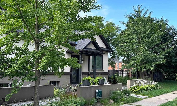 Dundas Bed & Breakfast | Located in the beautiful town of Dundas near trails, parks and water falls
