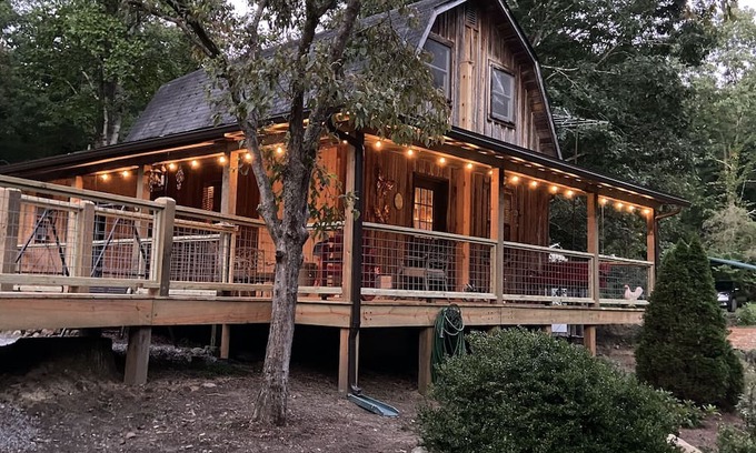 Tallassee Cabin | Becky’s hideaway nestled next to the great smoky mountains national park.