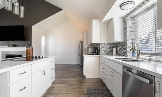 Kent House | Upscale Kent 1BR, close to Groceries, Shopping & Movies, by Blueground