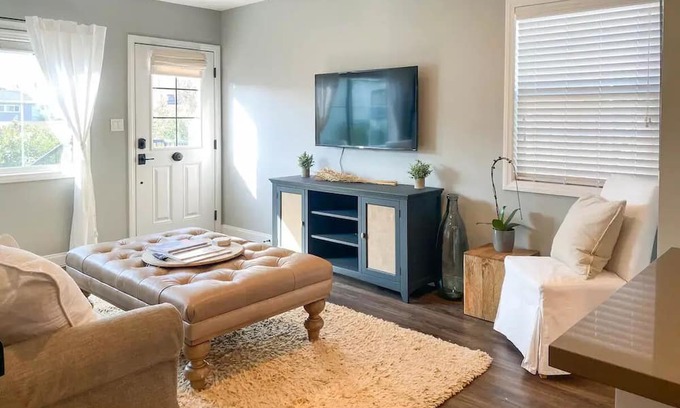 Clarkdale Condo | Remodeled Luxury Culver City Getaway, Parking, Washer/Dryer