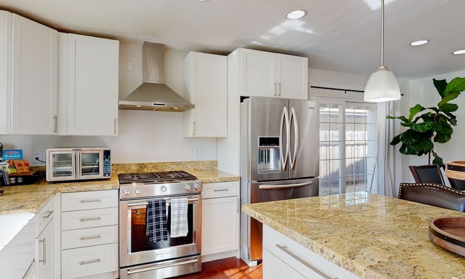 Thousand Oaks House | Mountain-view home with private pool, pool spa, patio, W/D, & AC