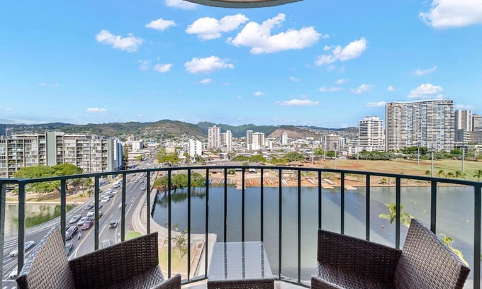 McCully - Moiliili Apartment | Waikiki Beach Golden Holiday